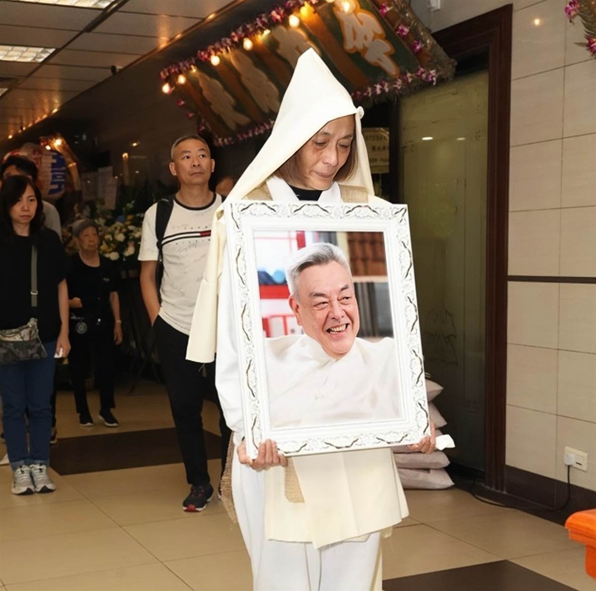 捐出大體!資深男星出殯「愛妻痛哭手捧遺照」,好友淚嘆:「遺願還沒有完成」