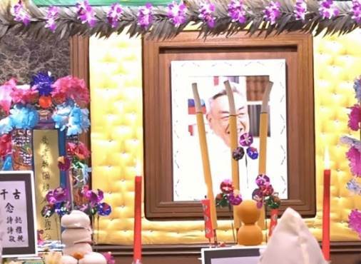 捐出大體!資深男星出殯「愛妻痛哭手捧遺照」,好友淚嘆:「遺願還沒有完成」