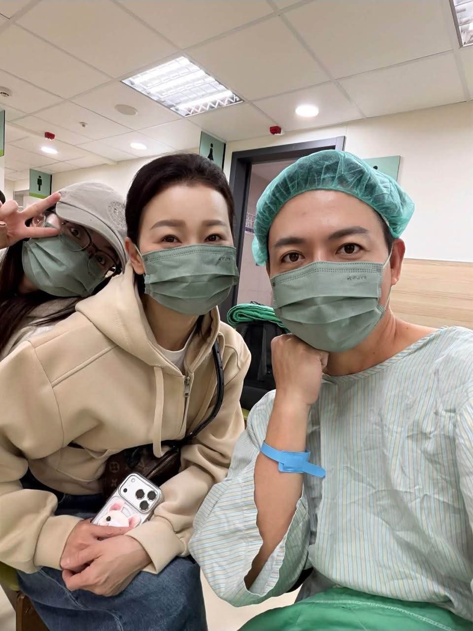 50歲陳隨意聲帶手術後噤聲休養,愛妻全程陪伴,最新狀況曝光
