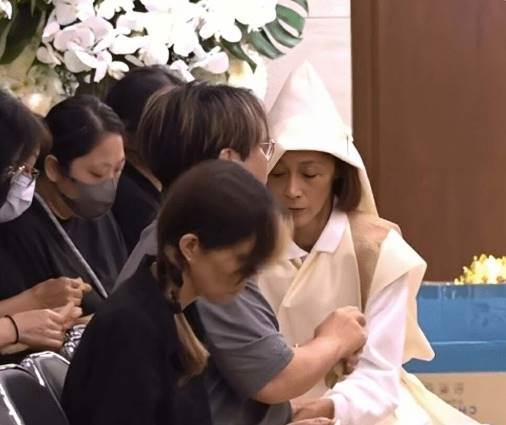 捐出大體!資深男星出殯「愛妻痛哭手捧遺照」,好友淚嘆:「遺願還沒有完成」