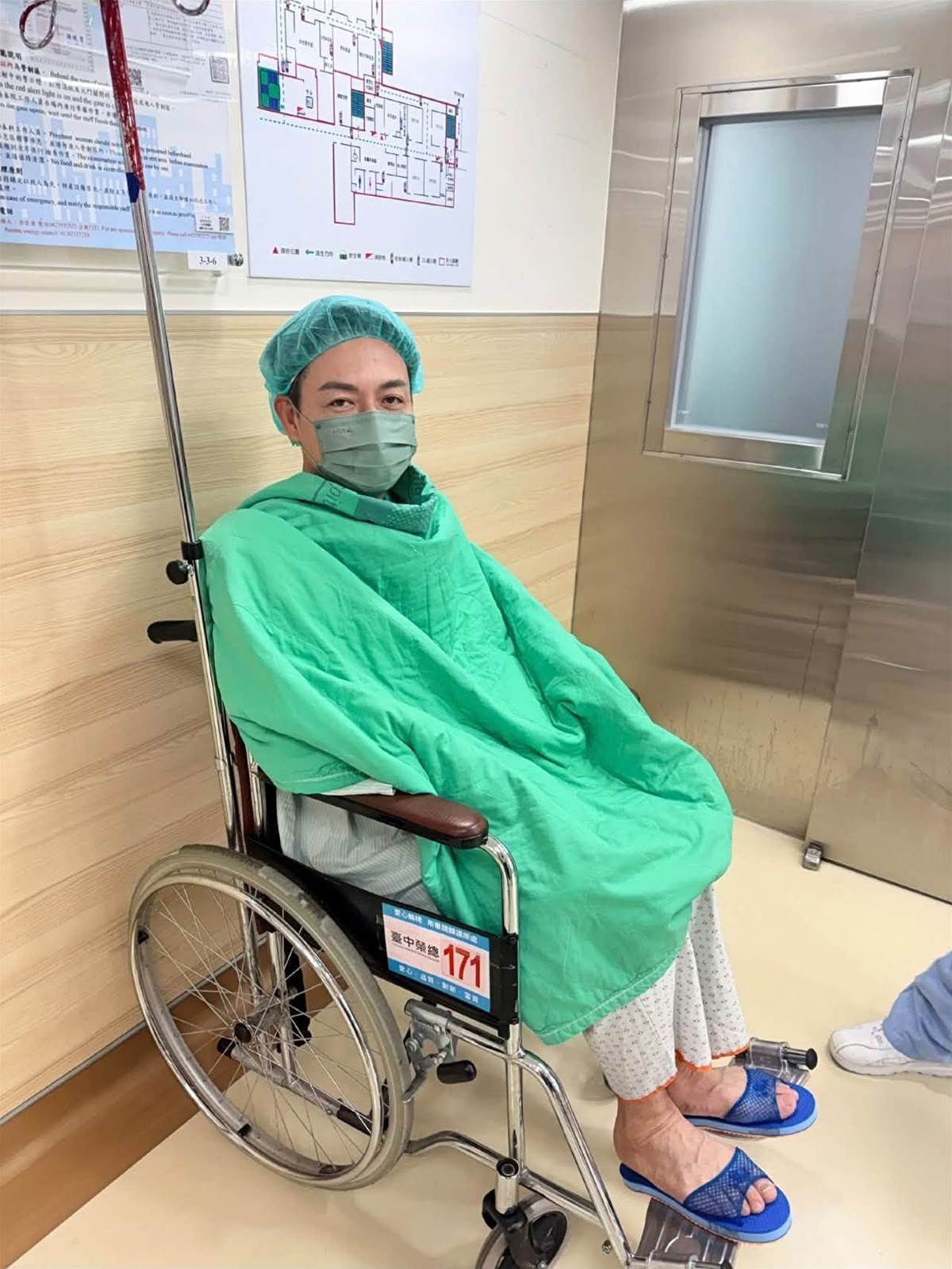 50歲陳隨意聲帶手術後噤聲休養,愛妻全程陪伴,最新狀況曝光