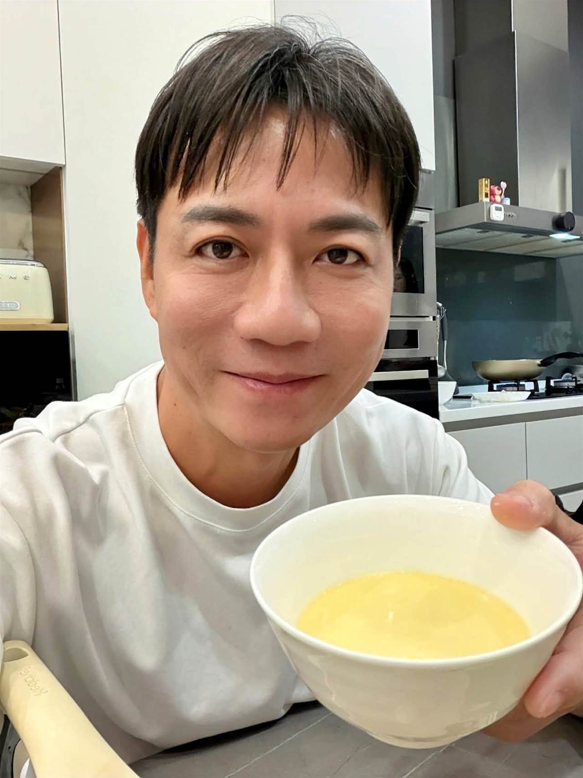 50歲陳隨意聲帶手術後噤聲休養,愛妻全程陪伴,最新狀況曝光