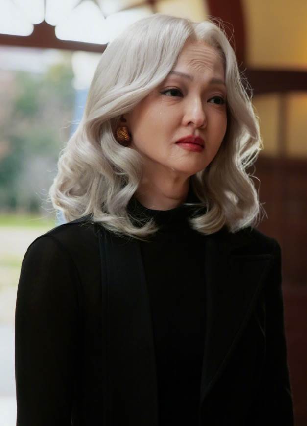 44歲張韶涵白髮皺紋造型曝光，本人吐心聲：想坦然面對衰老