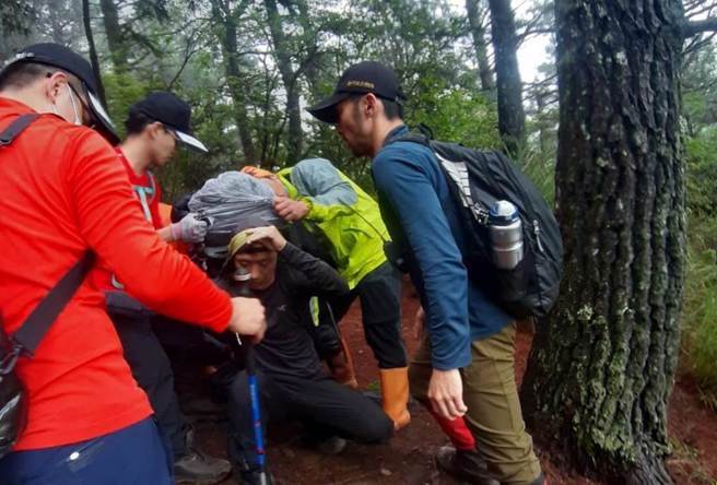 深山驚見無名遺體,他綁在身上騎7公里,背後原因讓人鼻酸