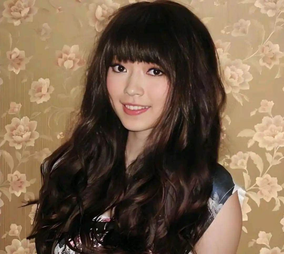4年被指換19段戀情，16歲踏入演藝圈的連詩雅，嫁給「老實人」後真的收心了？