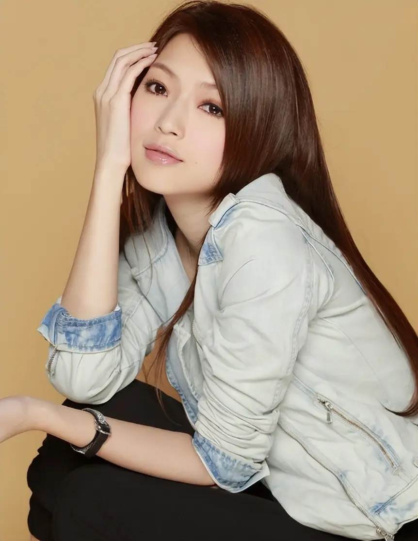 4年被指換19段戀情，16歲踏入演藝圈的連詩雅，嫁給「老實人」後真的收心了？