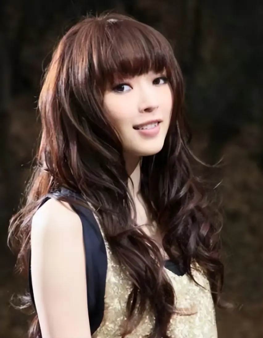 4年被指換19段戀情，16歲踏入演藝圈的連詩雅，嫁給「老實人」後真的收心了？
