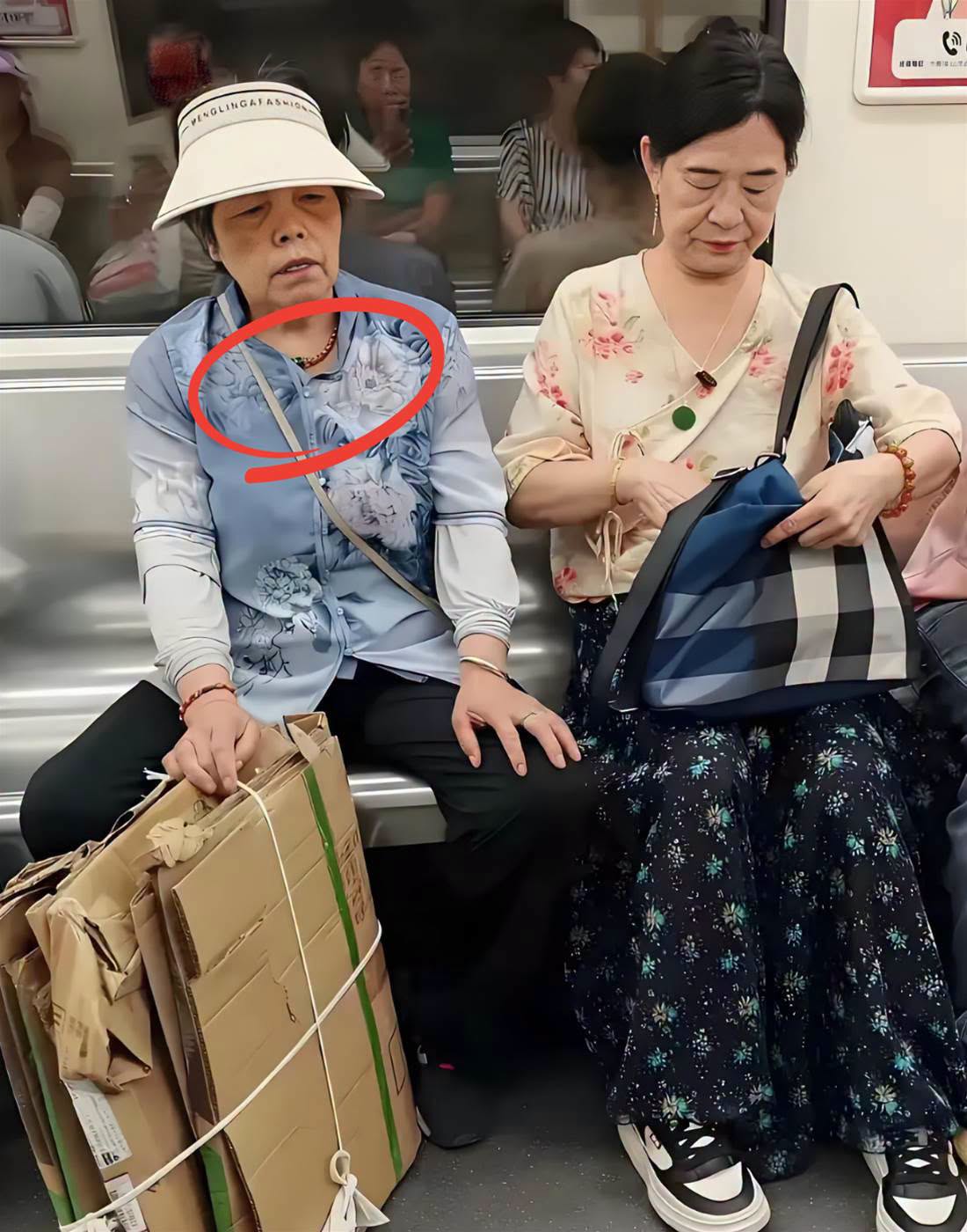 捷運兩老太太一個數鈔票一個數紙箱，脖子上「1細節」讓身分瞬間翻轉