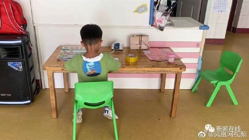 5歲男童被留在幼稚園,父親驗DNA後說「不是親生的」,母親反應引發討論