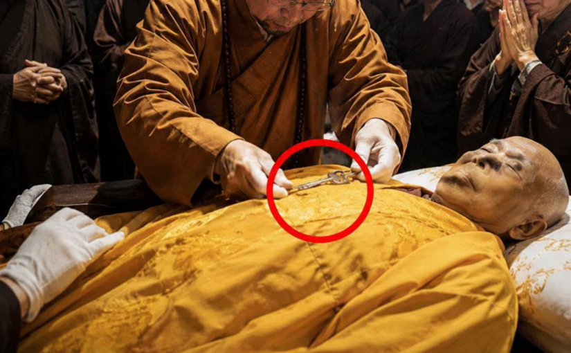 高僧苦修32年，圓寂後僧袍掉出一把舊鑰匙，寺外空屋藏著另一個人生