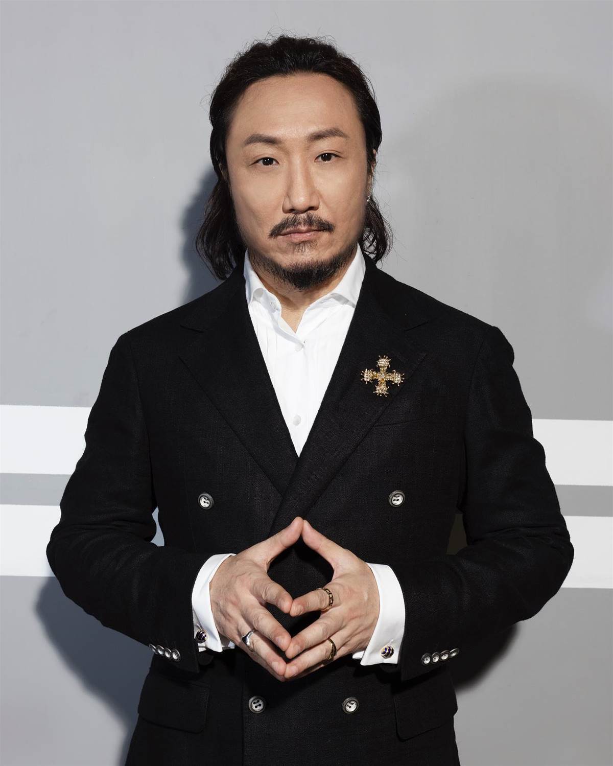 54歲鄭中基拍戲增重13公斤腳骨裂，褲子染血後竟還接連開刀兩次