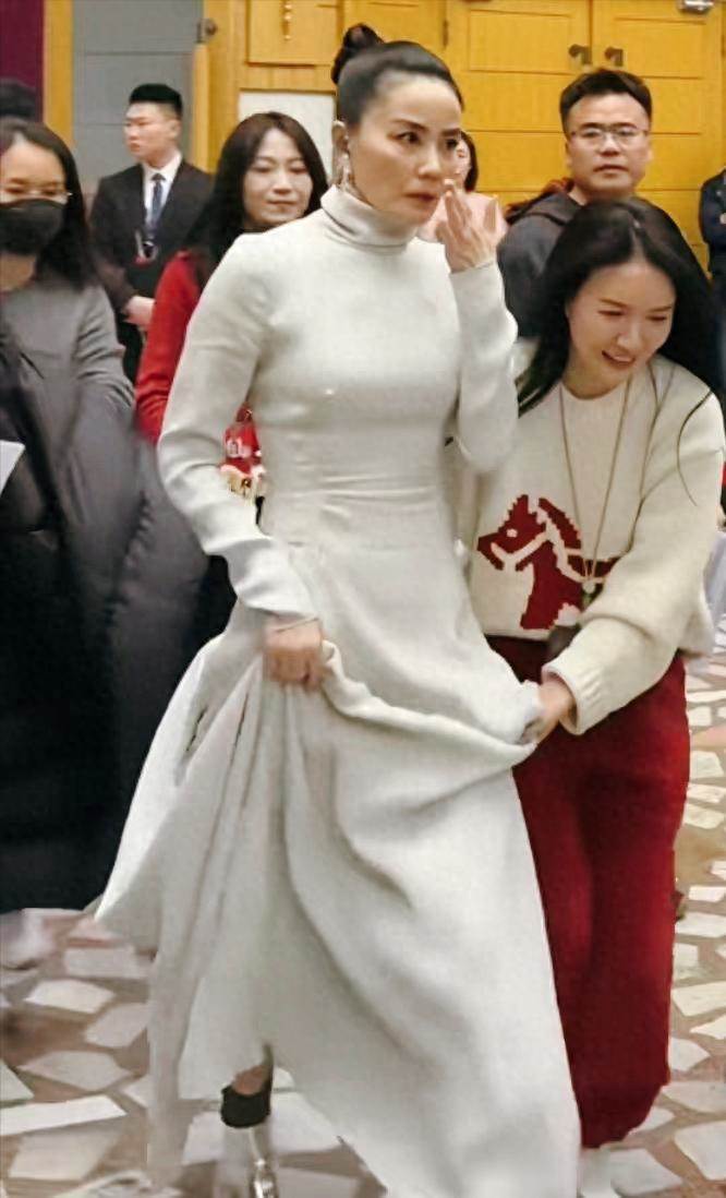 57歲王菲彩排被指擺架子，開唱狀態與小11歲謝霆鋒對比引熱議