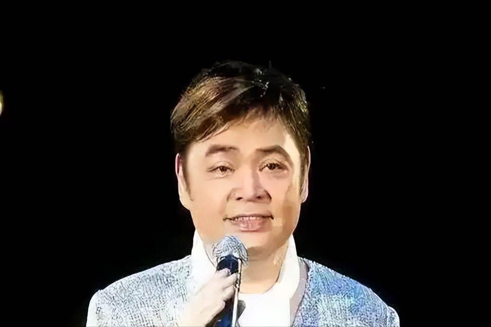 73歲樂壇天王失智住院護理費每月12萬，經紀人探視發現1年半沒洗澡…追問後揭開真相