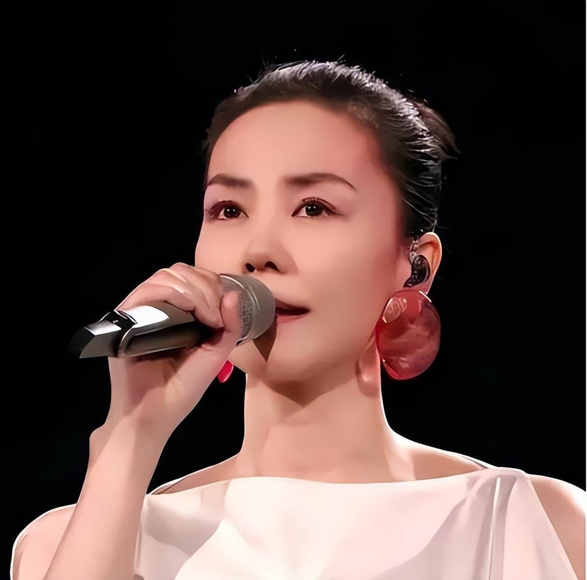 57歲王菲彩排被指擺架子，開唱狀態與小11歲謝霆鋒對比引熱議