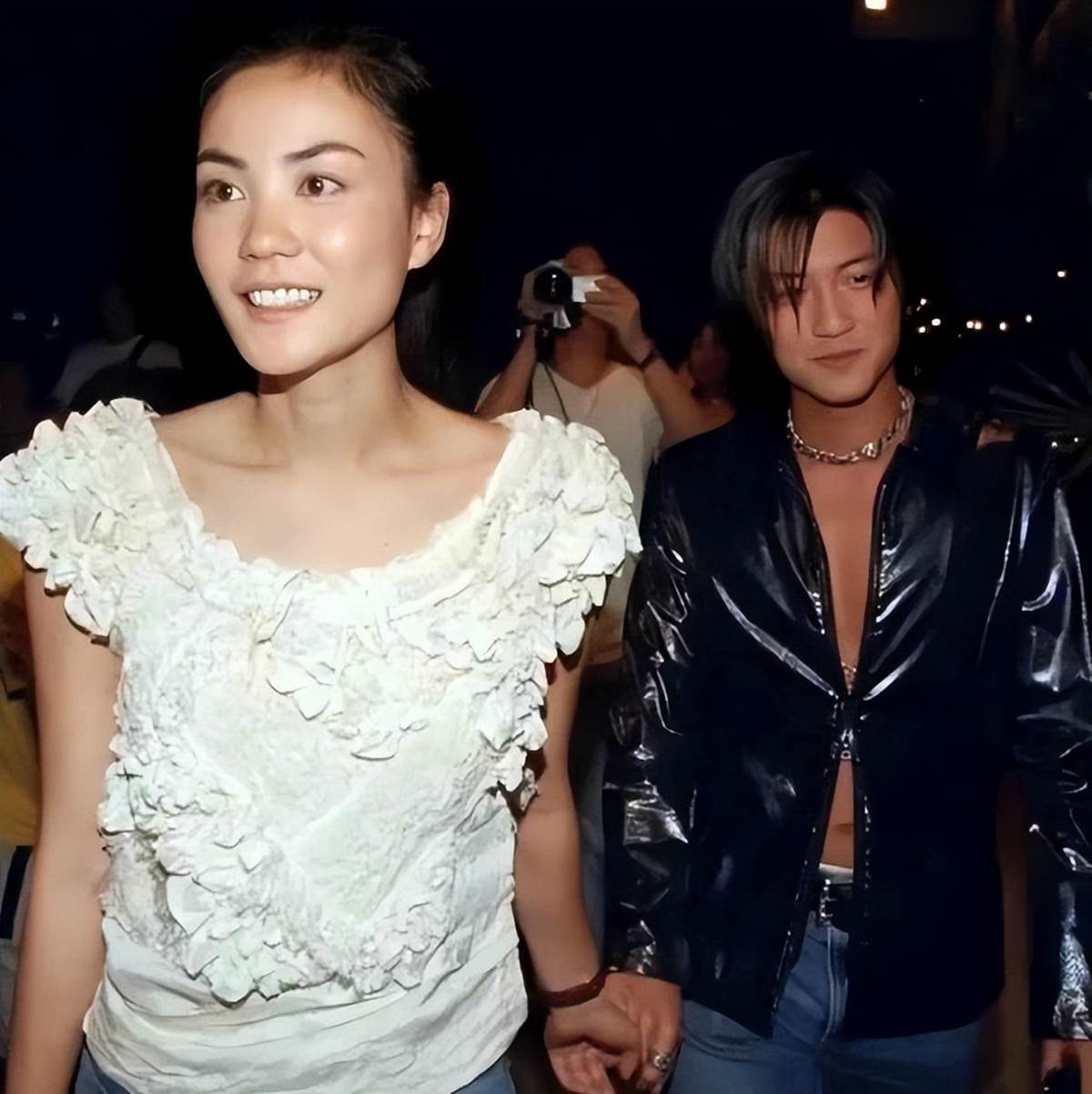 57歲王菲彩排被指擺架子，開唱狀態與小11歲謝霆鋒對比引熱議
