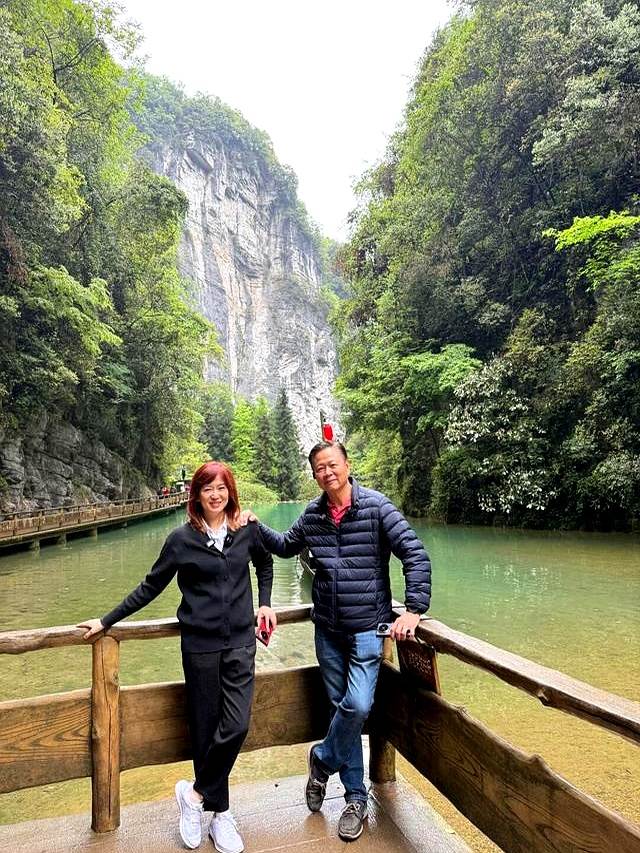 67歲賴岳謙近況曝光,從政論名嘴到轉戰網路,前妻周玉琴再度現身的原因