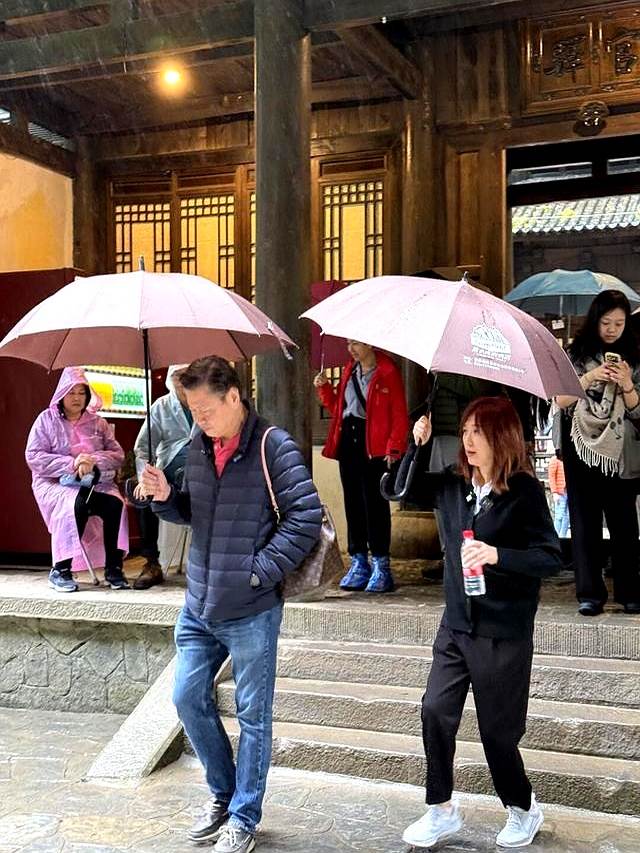 67歲賴岳謙近況曝光,從政論名嘴到轉戰網路,前妻周玉琴再度現身的原因