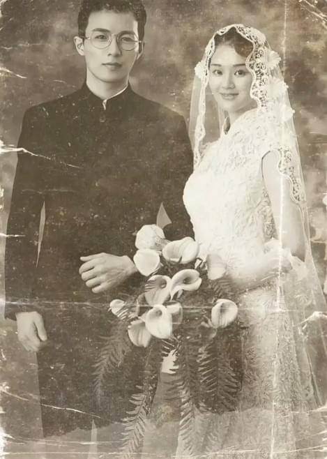 祖父母60年前婚紗照曝光，年輕顏值太驚人，60年後再合照更讓人感慨