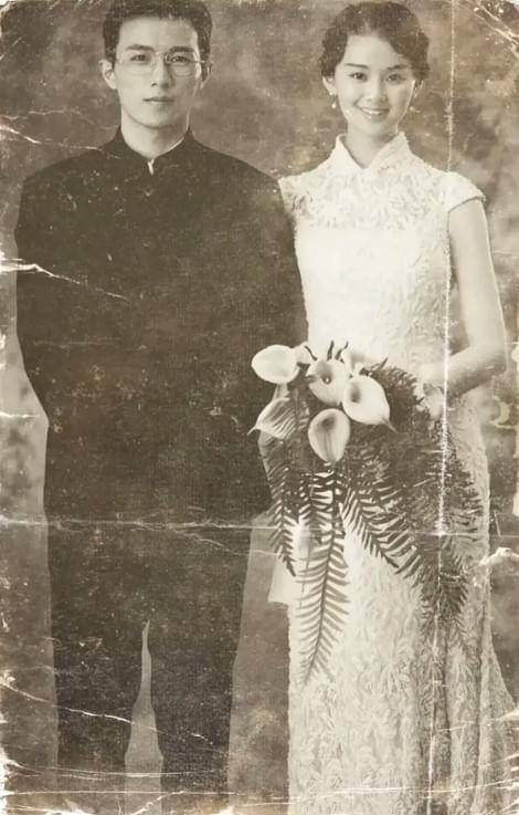 祖父母60年前婚紗照曝光，年輕顏值太驚人，60年後再合照更讓人感慨