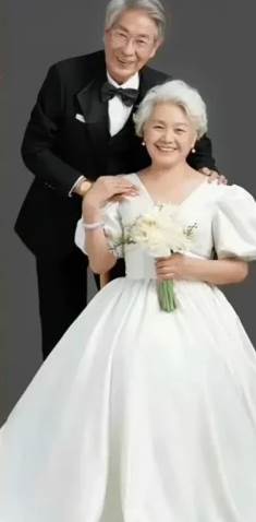 祖父母60年前婚紗照曝光，年輕顏值太驚人，60年後再合照更讓人感慨