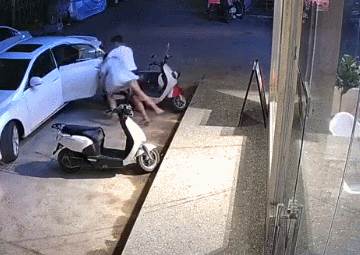 女子深夜遭男子拖進車內,尖叫求救超過1分鐘…目擊者說出事發經過