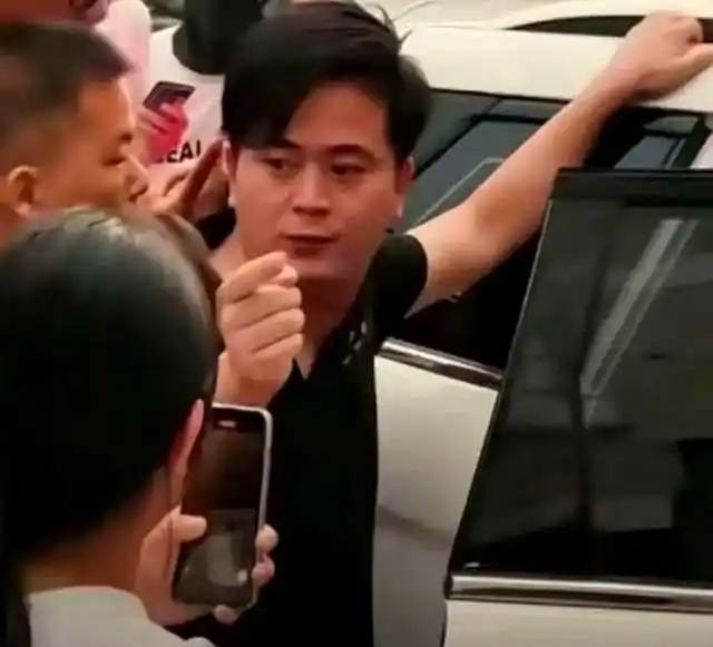 妻子接兒子放學竟在車內抓到丈夫，男子當街嗆「我出軌怎麼了」身分曝光後更傻眼