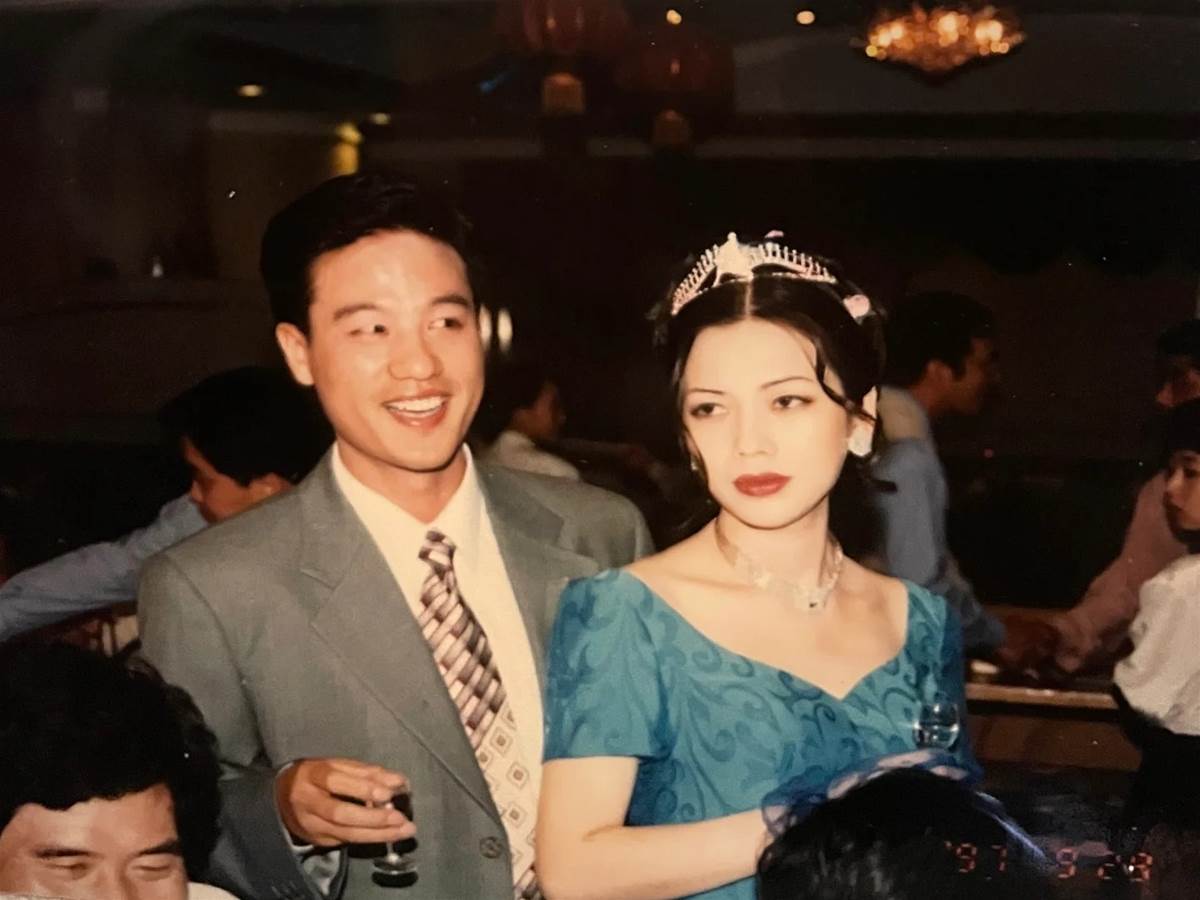 爸爸結婚照藏「女神級媽媽」!女兒翻舊相冊秒懂顏值來源…本尊現身網驚,根本雙胞胎