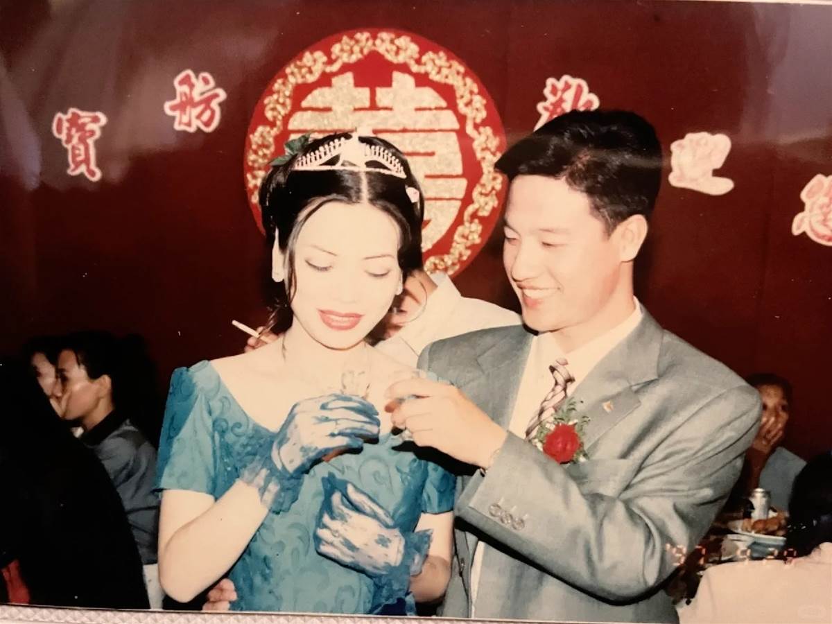 爸爸結婚照藏「女神級媽媽」!女兒翻舊相冊秒懂顏值來源…本尊現身網驚,根本雙胞胎