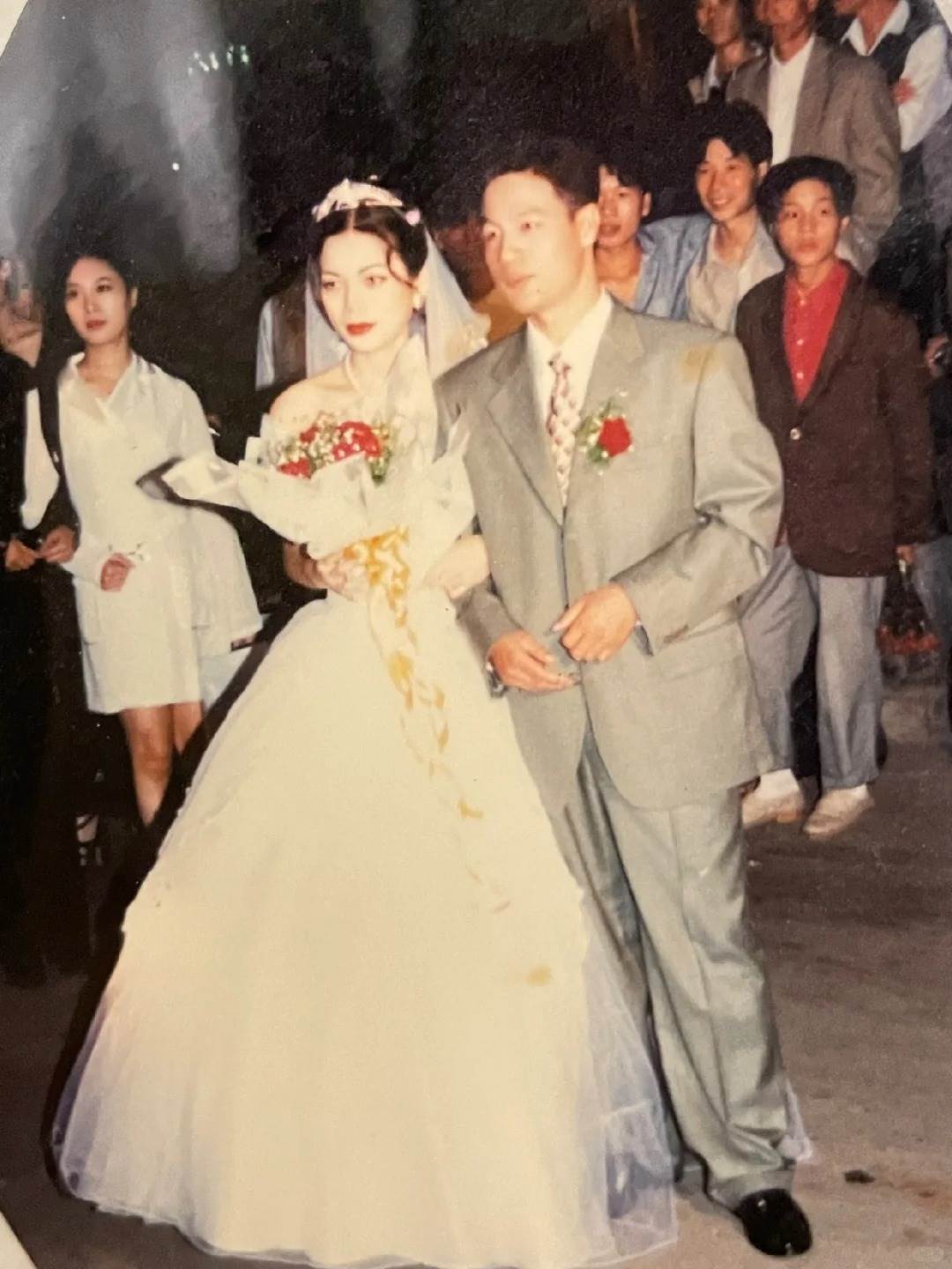 爸爸結婚照藏「女神級媽媽」!女兒翻舊相冊秒懂顏值來源…本尊現身網驚,根本雙胞胎