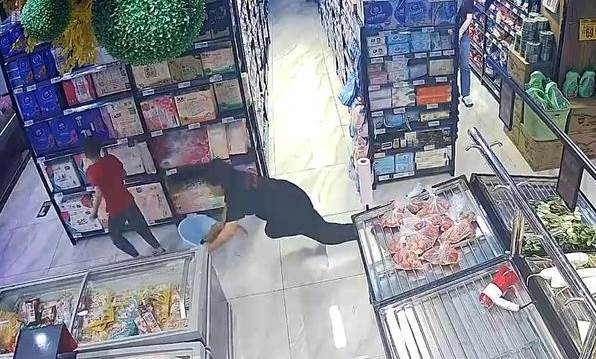 7歲男童超市追逐釀禍，54歲女店員摔傷後，責任與賠償爭議浮現