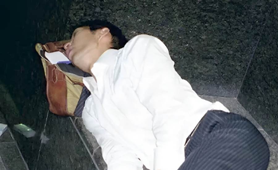 48歲男子忘帶鑰匙挨罵後倒在3樓,妻子從7樓罵到1樓,鄰居揭「不是第一次」