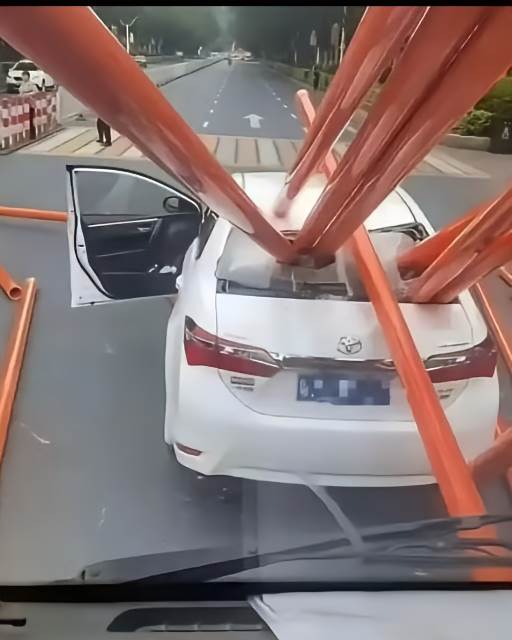 高雄鋼管穿車,距5歲女童頭部僅10公分,車門打開後全場揪心 內文圖 1