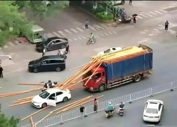 高雄鋼管穿車,距5歲女童頭部僅10公分,車門打開後全場揪心 內文圖 2