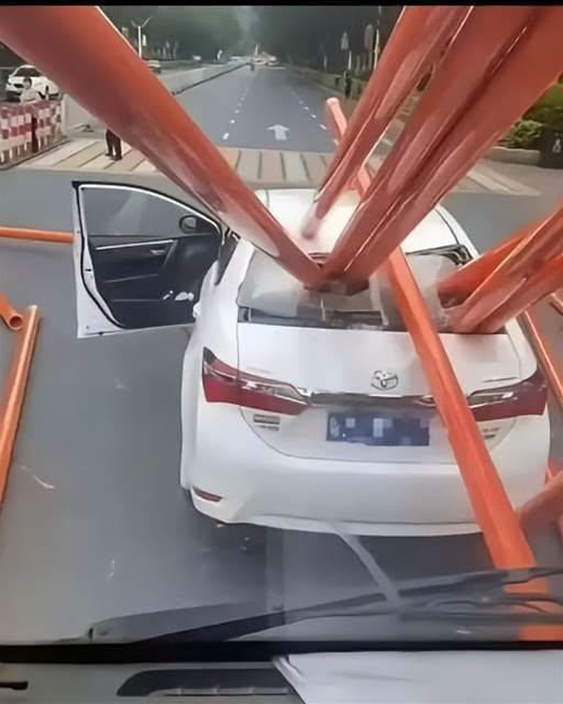 高雄鋼管穿車,距5歲女童頭部僅10公分,車門打開後全場揪心