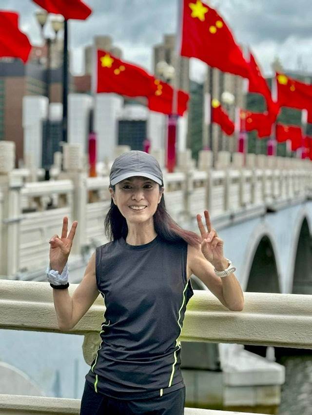 成龍曾苦追她8年！相戀26年男友癌逝她癡情不婚不生…女神罕露面「70歲神逆齡」紅到日本