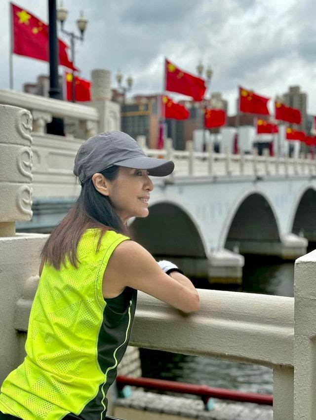成龍曾苦追她8年！相戀26年男友癌逝她癡情不婚不生…女神罕露面「70歲神逆齡」紅到日本