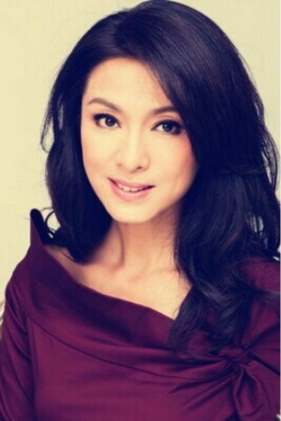 成龍曾苦追她8年！相戀26年男友癌逝她癡情不婚不生…女神罕露面「70歲神逆齡」紅到日本