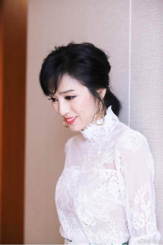 成龍曾苦追她8年！相戀26年男友癌逝她癡情不婚不生…女神罕露面「70歲神逆齡」紅到日本