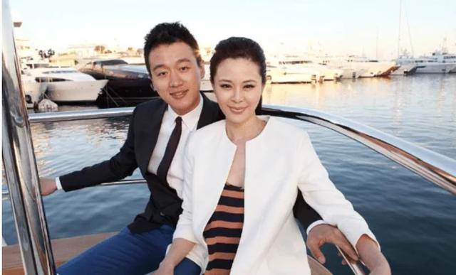 史上最強「師生戀」！他對老師一見鐘情，婚後生下2女1子，如今把46歲老師寵成公主