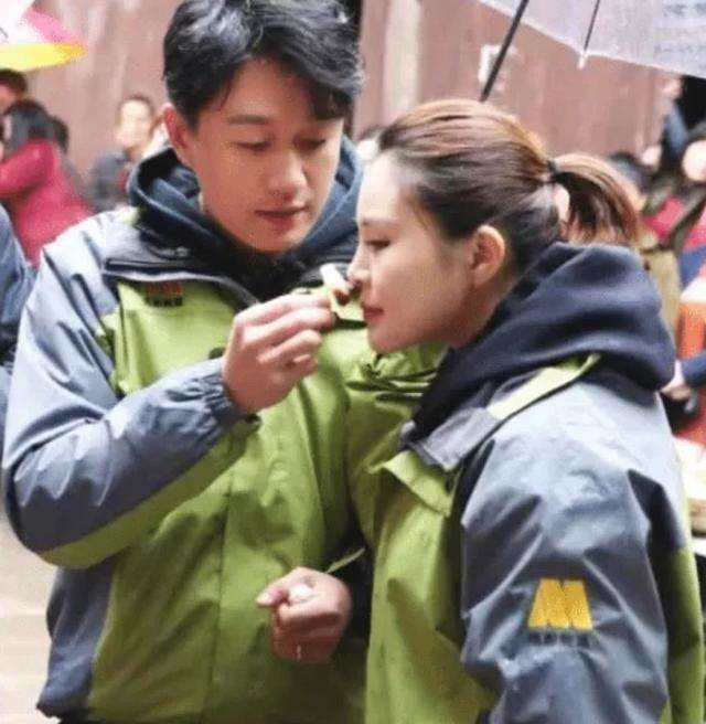 史上最強「師生戀」！他對老師一見鐘情，婚後生下2女1子，如今把46歲老師寵成公主