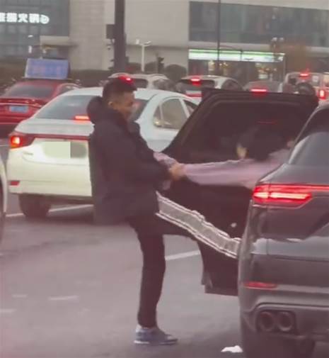 保時捷旁街頭拉扯畫面