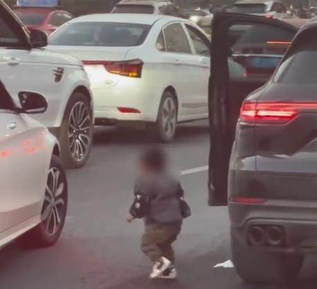 孩子出現在車輛旁的畫面