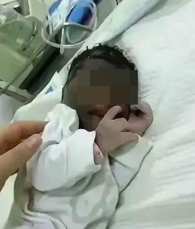香港夫妻驗了10次都是親生，孩子外貌反差背後那張泛黃照片讓全家沉默 內文圖3