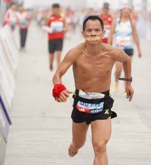 43歲才開始跑步的「赤腳飛狐」，封嘴赤腳跑完全馬，還能跑進3小時30分內？