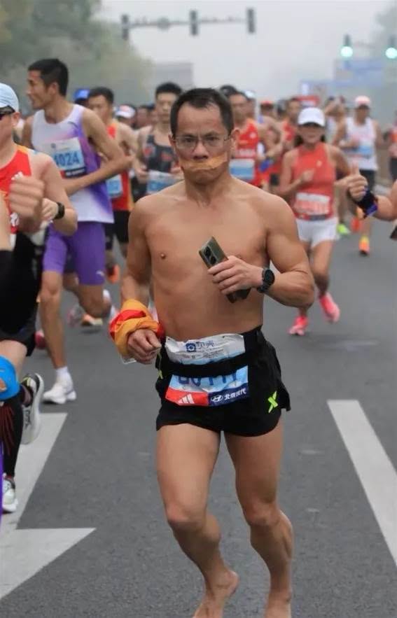 43歲才開始跑步的「赤腳飛狐」，封嘴赤腳跑完全馬，還能跑進3小時30分內？
