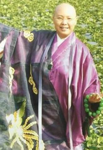 鬆口認未婚夫！恆述法師 「訂婚只請一桌」，坦言「為張菲、費玉清大吵」