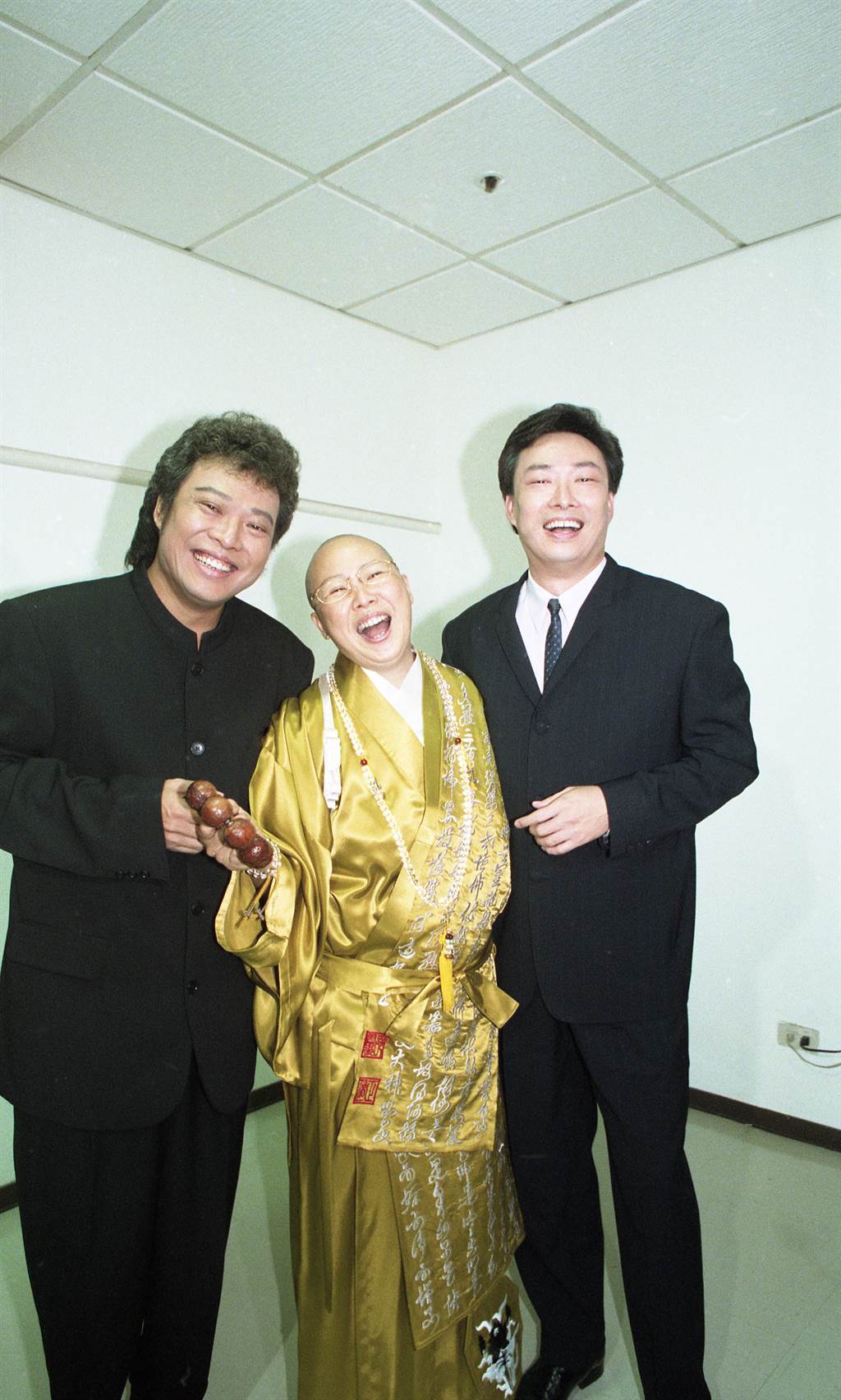 鬆口認未婚夫！恆述法師 「訂婚只請一桌」，坦言「為張菲、費玉清大吵」